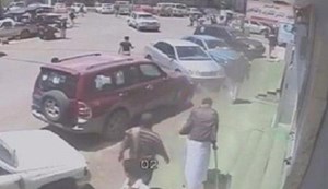 بالفيديو.. الانتحاري الأعرج حامل حزام الموت إلى مسجد الحوثيين باليمن