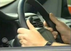 بالفيديو.. كيف توقف السيارة في حال انفجار أحد الإطارات