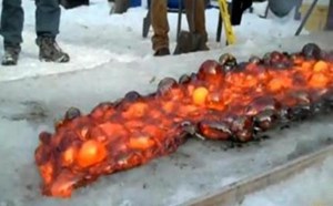 بالفيديو.. لحظة سكب حمم بركانية على الجليد