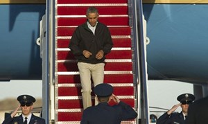 اوباما يفقد توازنه على سلم طائرة الرئاسة ويكاد يسقط !