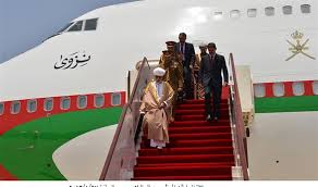 السلطان قابوس يعود الى عمان بعد علاج في المانيا