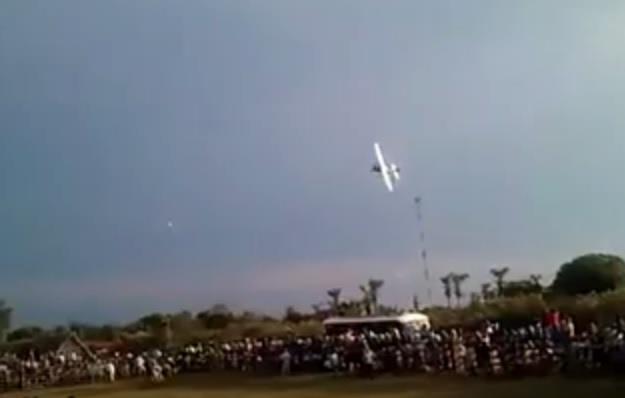 بالفيديو.. سقوط طائرة استعراضيه بالقرب من المتفرجين