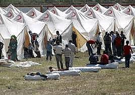 متطوعون كويتيون يوزعون مساعدات لألف أسرة سورية بالأردن