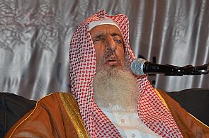 مفتي السعودية يدعو للتجنيد الإجباري للشباب