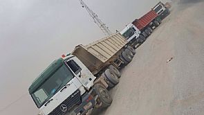 بالصور… شاحنات طريق الموت تستهتر بالقانون
