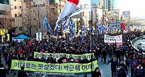 آلاف الكوريين يصلون إلى قصر الرئاسة:احتجاجات على خلفية كارثة العبارة قبل عام