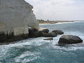 زورقان حربيان اسرائيليان يخرقان المياه الاقليمية جنوب لبنان