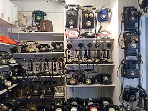 سوق برتبلوو في لندن يستقطب المهتمين بجمع السلع القديمة