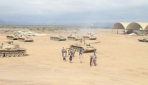 قيادة التحالف: عدد كبير من مسلحي الحوثيين سلموا انفسهم للجان الشعبية باليمن