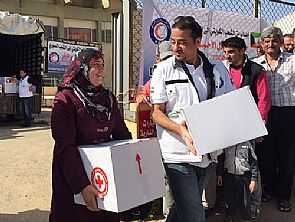 الهلال الأحمر يوزع مساعدات لـ 350 أسرة سورية بلبنان