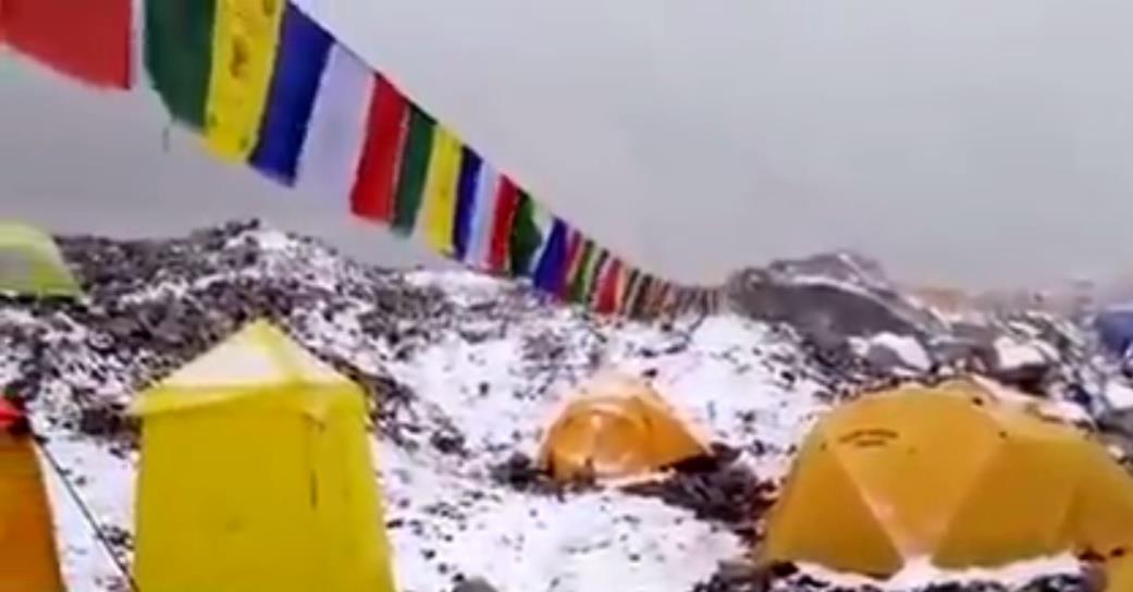 بالفيديو.. لحظات انهيار جليدي في قمة إيفرست على المتسلقين