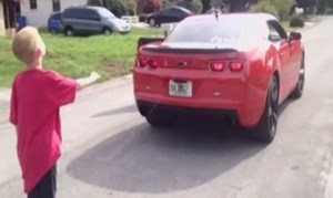بالفيديو.. أميركي يخلع “سنة” طفله بالسيارة