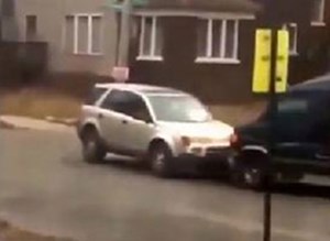 بالفيديو.. شاهد ما فعله قائد سيارة حين جُنّ جنونه