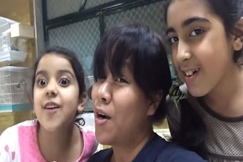 فيديو لخادمة فلبينية وطفلتين كويتيتين يثير جدلاً واسعاً بمواقع التواصل