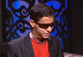 بالفيديو.. كفيف صاحب صوت ملائكي… يبدع في تلاوة القران وأداء الأناشيد