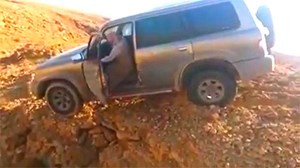 بالفيديو.. سعودي يُغامر بحياته لإنقاذ سيارة على حافة الهاوية