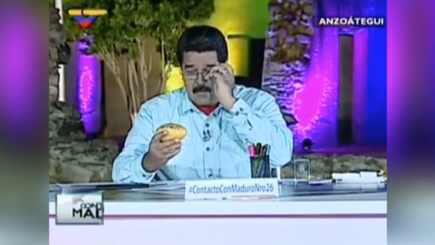 فيديو: امرأة تقذف الرئيس الفنزويلي بثمرة مانجا فأهداها “منزلا”