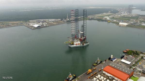 النفط يقترب من أعلى مستوياته في 2015