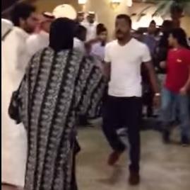 فيديو فتاة تحطم “جوال” شاب حاول التحرش بها في مجمع الراشد بالخبر