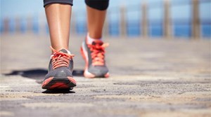 المشي لدقيقتين كل ساعة يطيل العمر