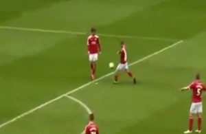 بالفيديو.. لاعب شاب يبتكر طريقة خرافية لتنفيذ الركلة الحرة!