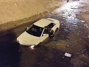 انتشال 6 سيارات غرقت في نفق صناعية الجهراء