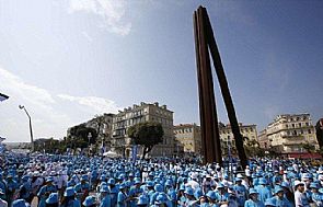 ملياردير صيني يصطحب 6400 من موظفيه لإجازة في فرنسا