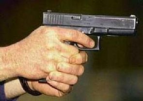مواطن هدد 4 شباب بالقتل وأشهر سلاحاً نارياً