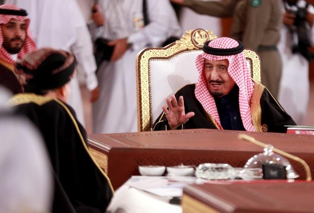 العاهل السعودي يقيل رئيس المراسم الملكية إثر صفعه مصورا صحفيا