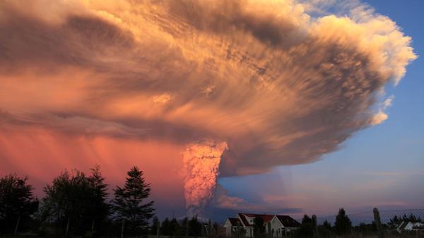 الفلبين تتأهب لمواجهة إعصار وبركان ثائر