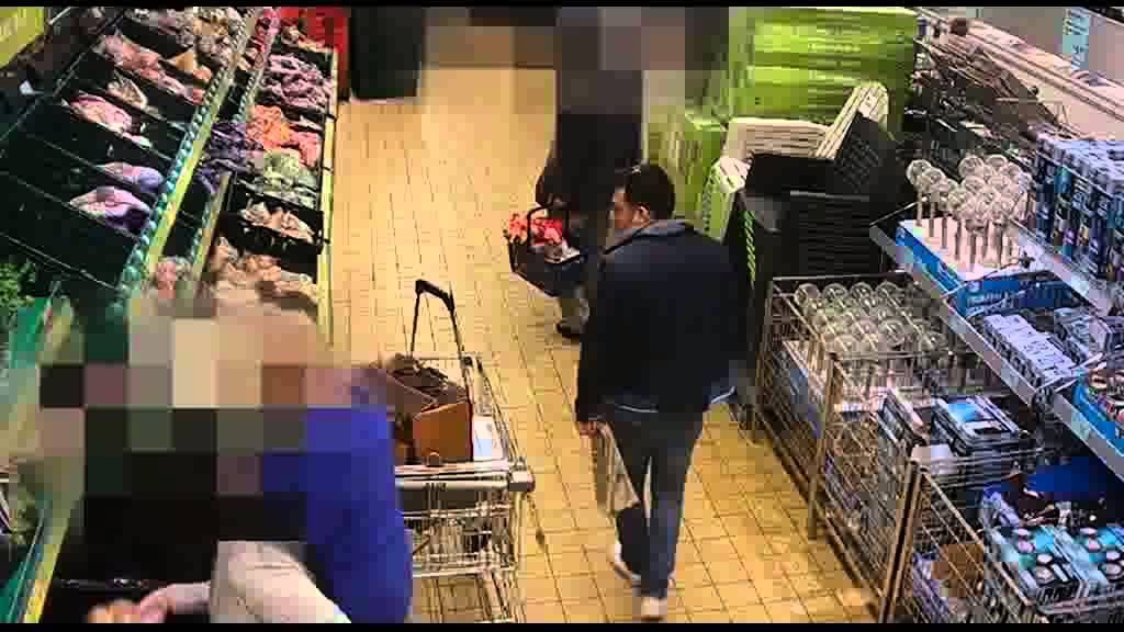بالفيديو.. شاهد كيف سرق زوجان امرأة عجوز داخل سوبر ماركت