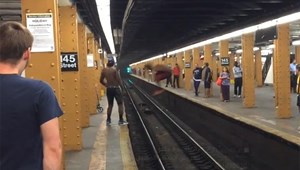 بالفيديو.. قفز أمام القطار… وهذا ما حصل واذهل الموجودين