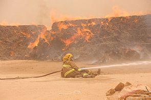 يوم عصيب يستنفر رجال الإطفاء لحرائق متفرقة