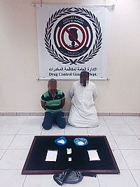 ضبط بدون ومصري بحوزتهما مخدرات