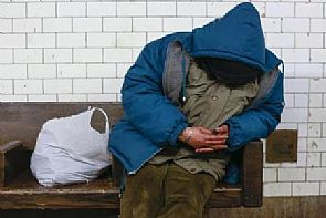 أمريكي مشرد يعيد حافظة لامراة مصابة بالسرطان