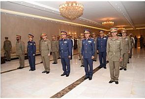 وزير الدفاع يقلد عددا من ضباط الجيش رتبة عميد