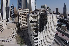 بالصور / الإطفاء يحالون إنقاذ سائق حفارة بـ ‘الصالحية’