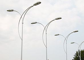 البحث عن لصوص اتلفوا ٢١ عمود انارة