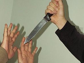 مواطن يهدد ذويه بخنجر,لم يخرج من منزله منذ 22 عاما