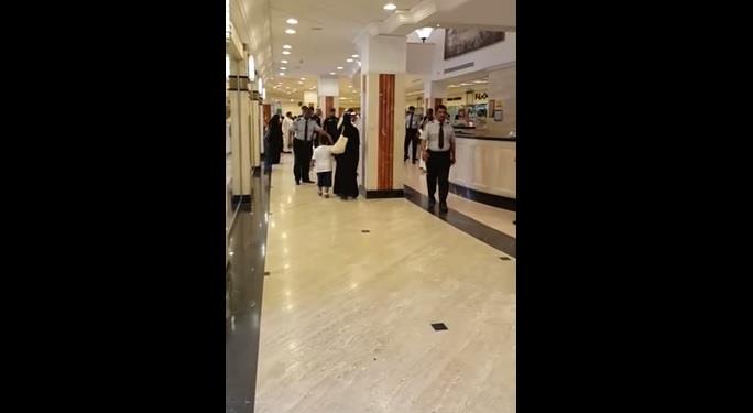 بالفيديو.. خادم الحرمين يأمر حراسه بترك طفل حاول الاقتراب منه