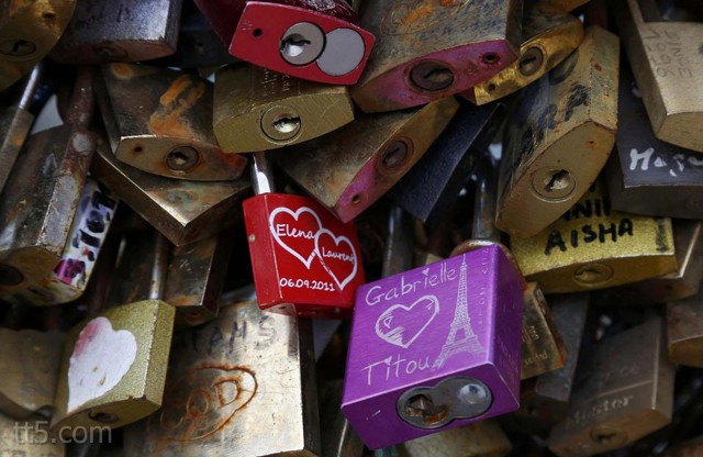 بلدية باريس تزيل «أقفال الحب» من جسر العشاق! ( صور)