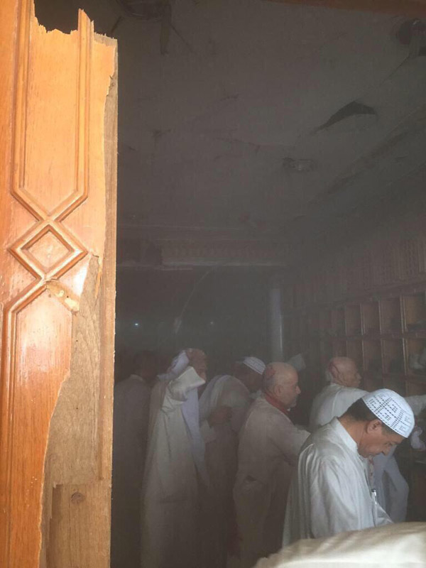الإرهاب يستهدف الكويت:صور حصرية للعملية الإرهابية بمسجد الإمام الصادق تخلف قتلى وجرحى:( تحديث)