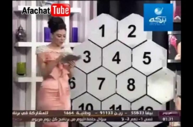 بالفيديو .. مذيعة كويتية تتعرض لموقف محرج على الهواء!