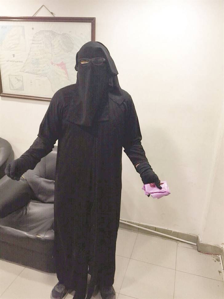 باكستاني تخفّى في ملابس نسائية لمواعدة صديقته أمام مسجد