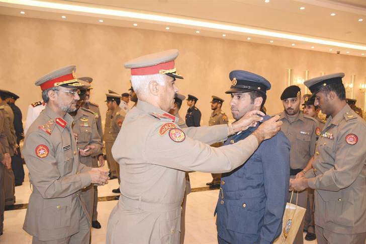 تقليد كوكبة ضباط رتبهم الجديدة