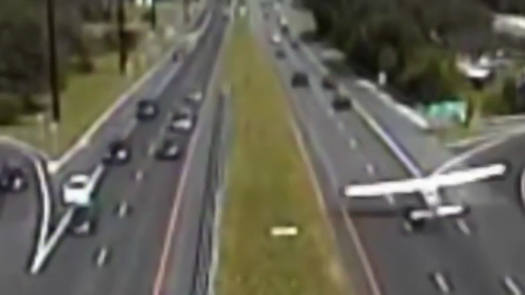 فيديو: طائرة خاصة تضطر للهبوط في طريق للسيارات