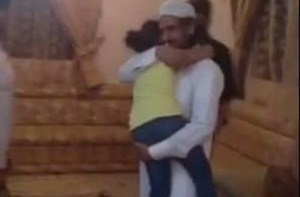 شاهد.. فيديو مؤثر يرصد ردة فعل طفلة سعودية تلتقي والدها لأول مرة عقب نجاته من القصاص