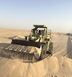 «الأشغال» تزيل الرمال من الطرق السريعة والداخلية
