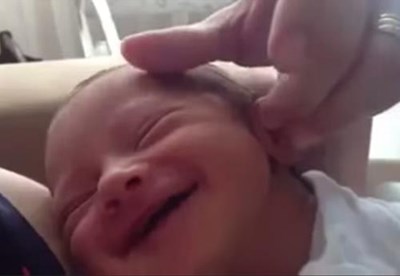 مولود يستفيق من موته مبتسماً خلال جنازته