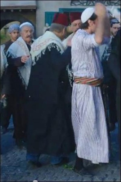 بالصور.. خطأ جديد بمسلسل باب الحارة: أبو عصام يرتدي جينز!